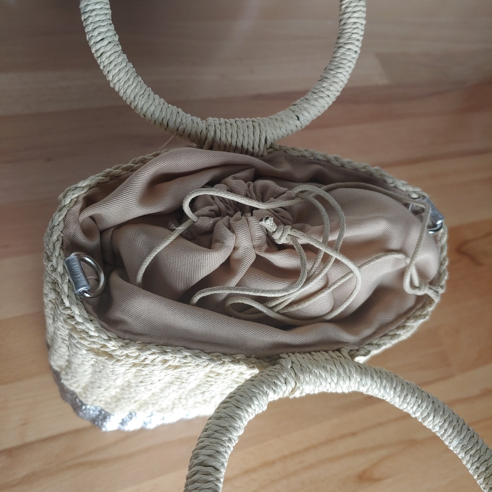 JustFab Straw Bucket Bag Purse Hobo Metallic Silver Woven Tote Boho Coastal NWT - Picture 5 of 6